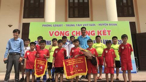Đội bóng đá nam của trường Tiểu học Chỉ Đạo dành giải ba trong giải bóng đá mini bậc tiểu học huyện Văn Lâm, năm 2019