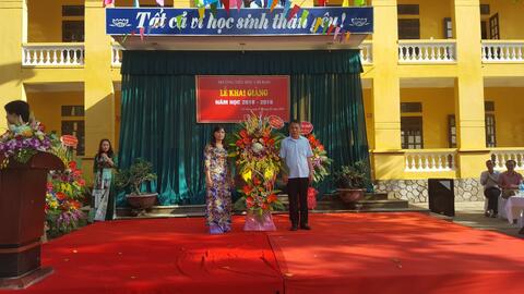 Lãnh đạo Huyện Uỷ - UBND Huyện Văn Lâm tặng hoa thầy và trò Nhà trường nhân dịp khai giảng năm học 2018-2019